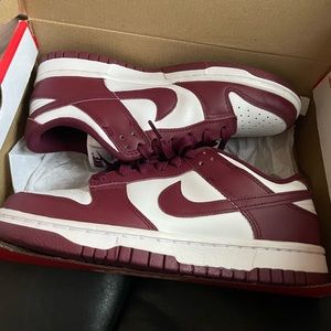 nike dunk low women’s size 7